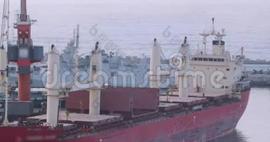 空中观景。 港口粮食作物码头船舶装载概况。 谷物散装转运到船上。